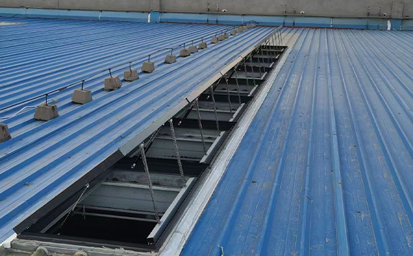 某城市大型商业综合体中庭洋县排烟窗工程